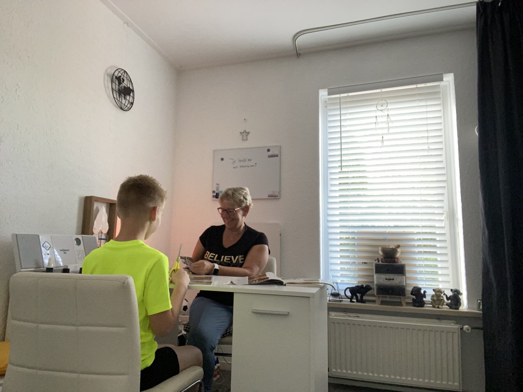 Coach Annelies Blokzijl in consult met een kind