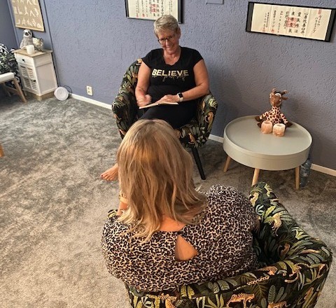 In gesprek met Coach Annelies in de praktijkruimte van haar praktijk